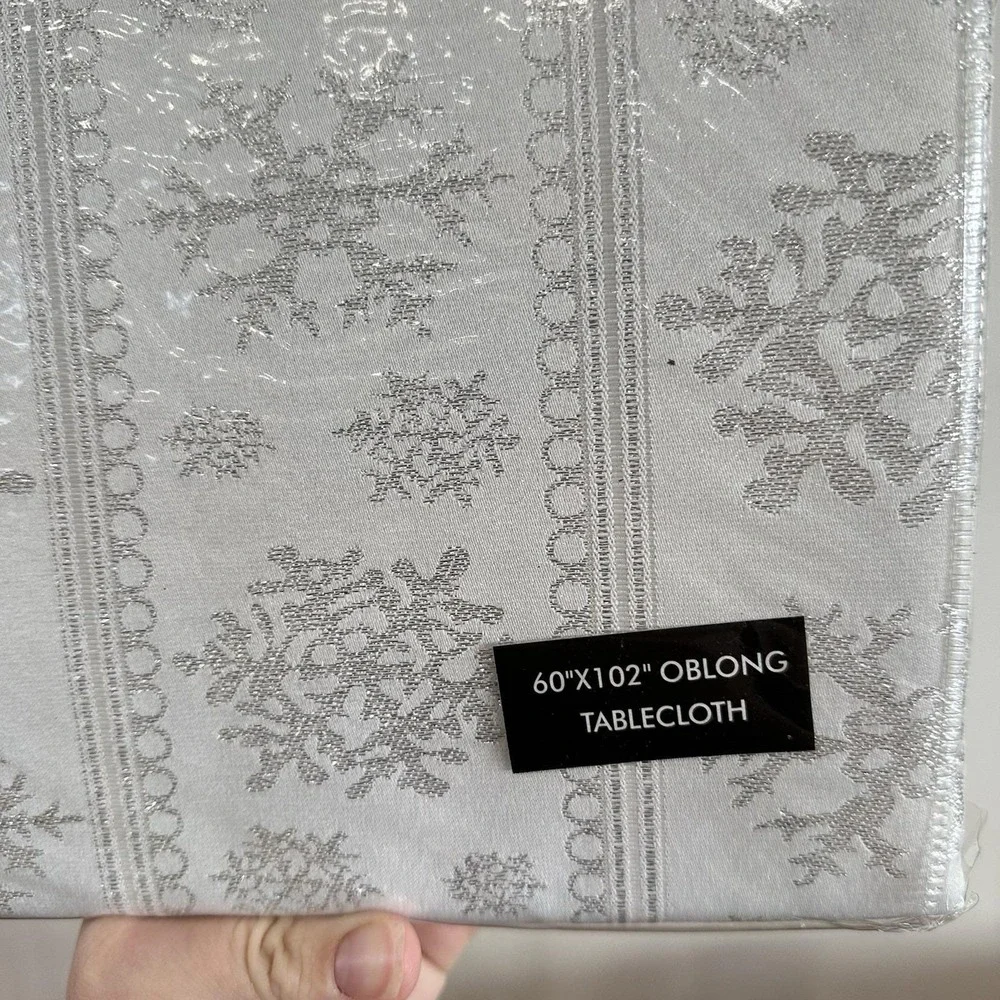 NEW Living Quarters‎ Oblong Snowflake Tablecloth Silver White Chrisrmas 60x102